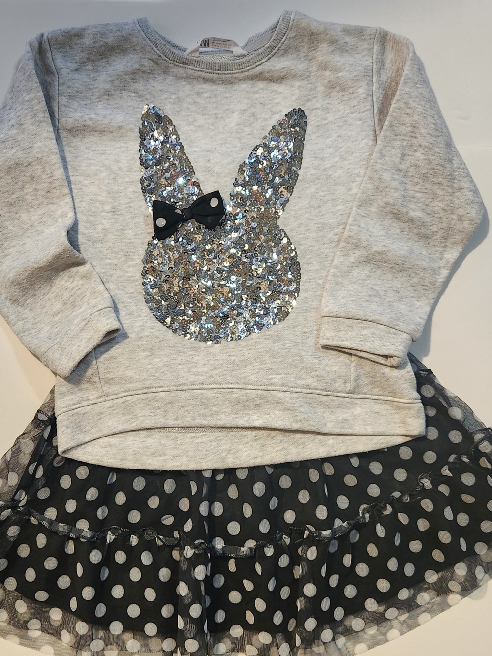 🩷Girl's Gray Sequin Bunny Sweatshirt &  Polka Dot Skort Size: 4-6y & 6X